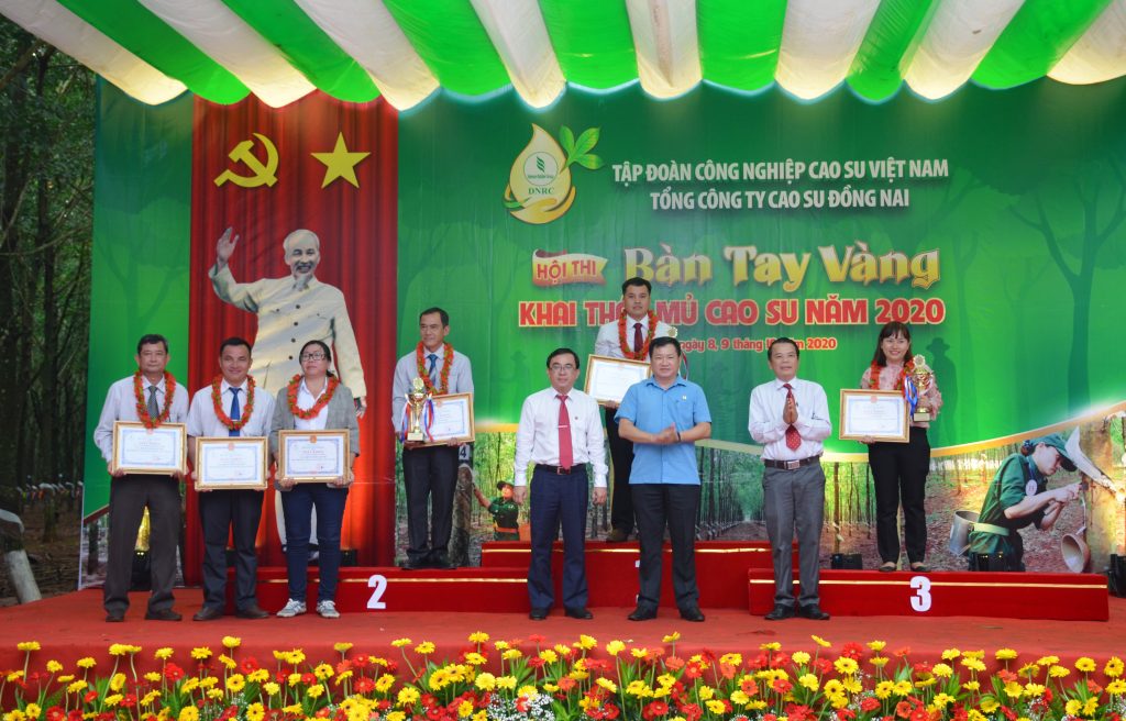 Lãnh đạo Liên đoàn lao động tỉnh Đồng Nai và TCT Cao su Đồng Nai trao giải tập thể cho các đơn vị